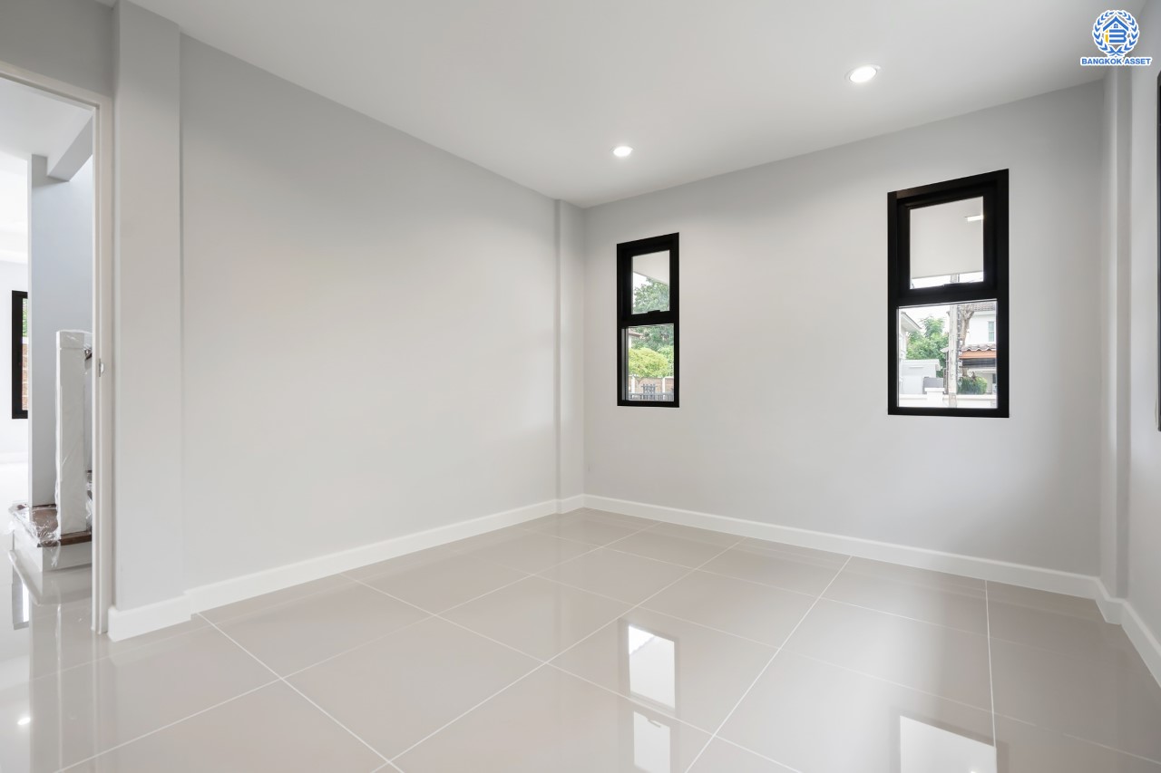 บ้านมือสองตกแต่งใหม่ ม.ชัยพฤกษ์ บางบัวทอง บ้านเดี่ยวหลังมุม แบรนด์ LH เนื้อที่ 72.5 ตร.ว. ฟังก์ชัน 3 ห้องนอน 3 ห้องน้ำ 1 ห้องอเนกประสงค์ จอดรถได้ 1 คัน พร้อม Facilities ครบครัน บนทำเลเดินทางสะดวก ติดถนนบางกรวย-ไทรน้อย ใกล้เซ็นทรัลเวสต์เกต และรถไฟฟ้าสายสีม่วง "สถานีบางพลู"